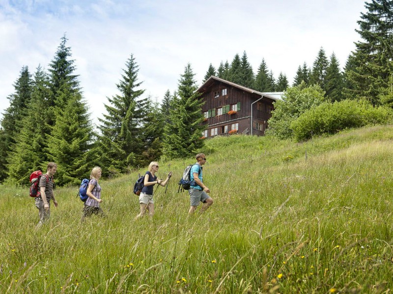 Het Waldferiendorf ligt op een mooie zuid-helling in het Beierse Woud