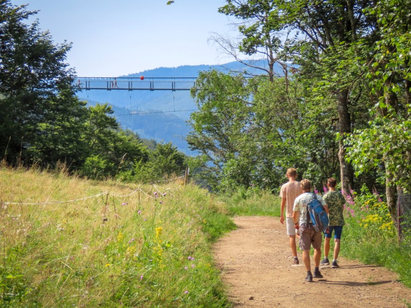 Wandelen vanaf het eind van de hangbrug richting watervallen