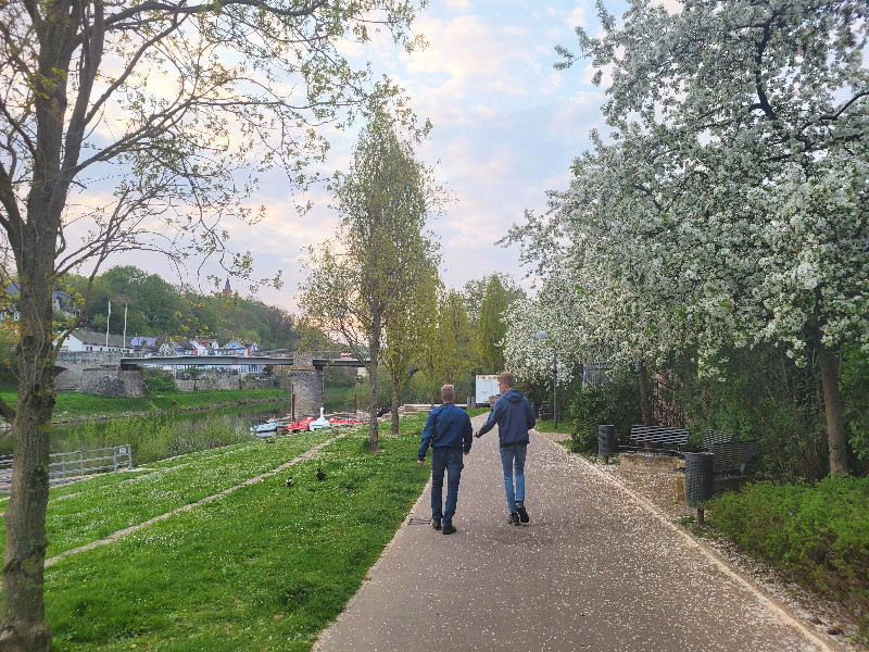 Patrick en Zeb wandelen langs de Lahn in Diez