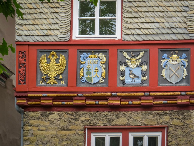 Mooie wapenschilden op het oude raadhuis