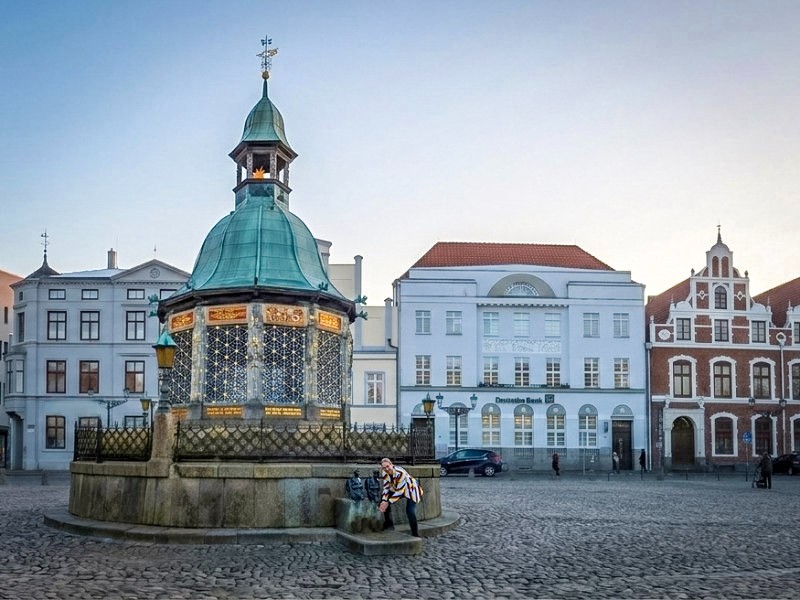Patrick wast zijn handen bij de Wasserkunst in het prachtige Wismar