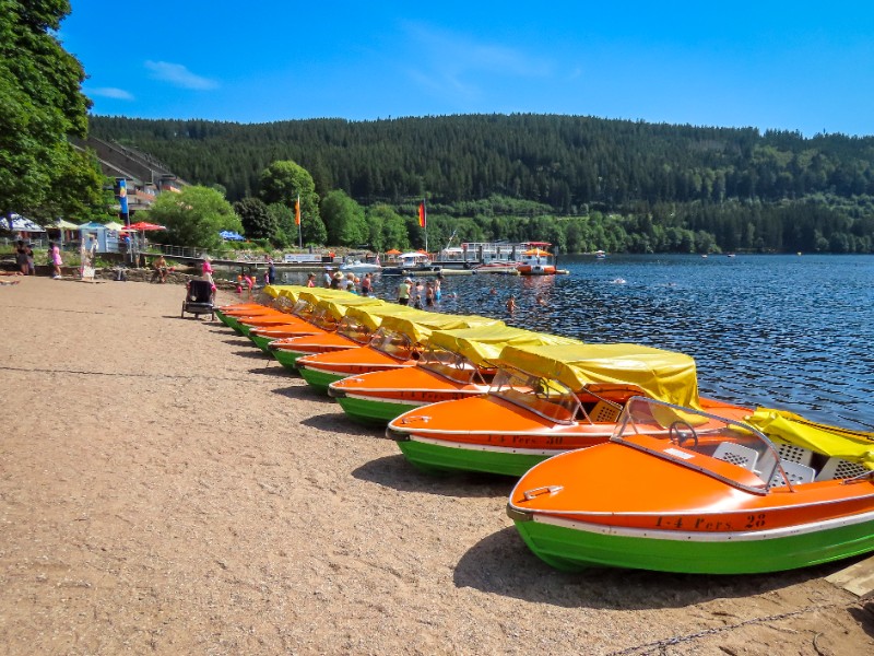 Leuke waterfietsen op het strand aan de Titisee