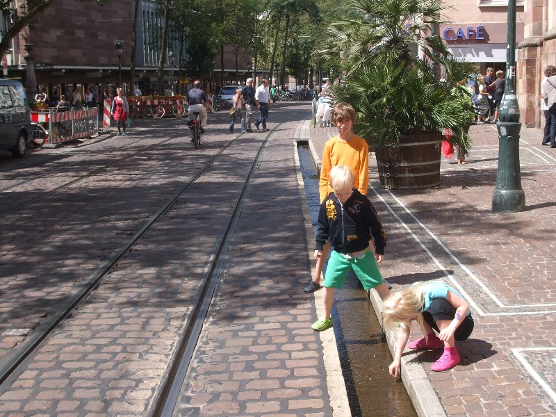 Kinderen vinden het leuk om met de watergoten te spelen
