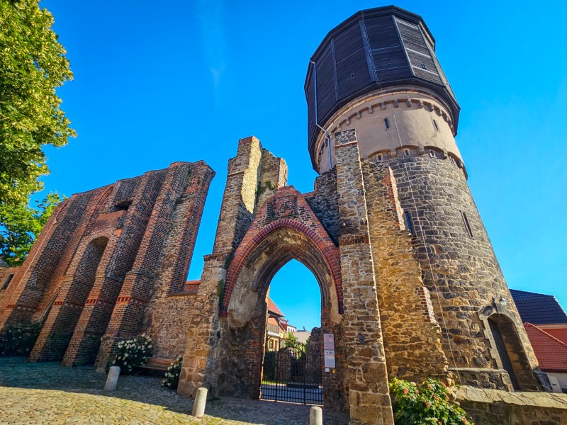 De nieuwste watertoren van Bautzen, bij de ruïnes van het Franciskanenklooster