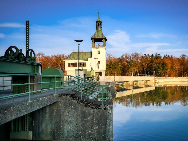 De waterwerken bij de Kuhsee in Augsburg