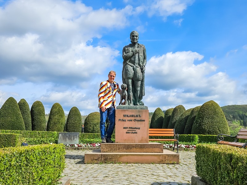 Patrick bij een standbeeld van Willem van Oranje