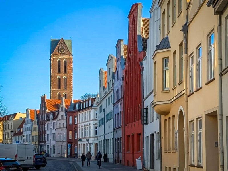 De toren van de Marienkirche torent uit boven de mooie gevels van Wismar