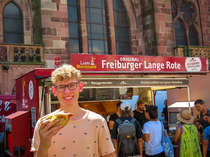 Zeb eet een Lange Rote op de Münsterplatz