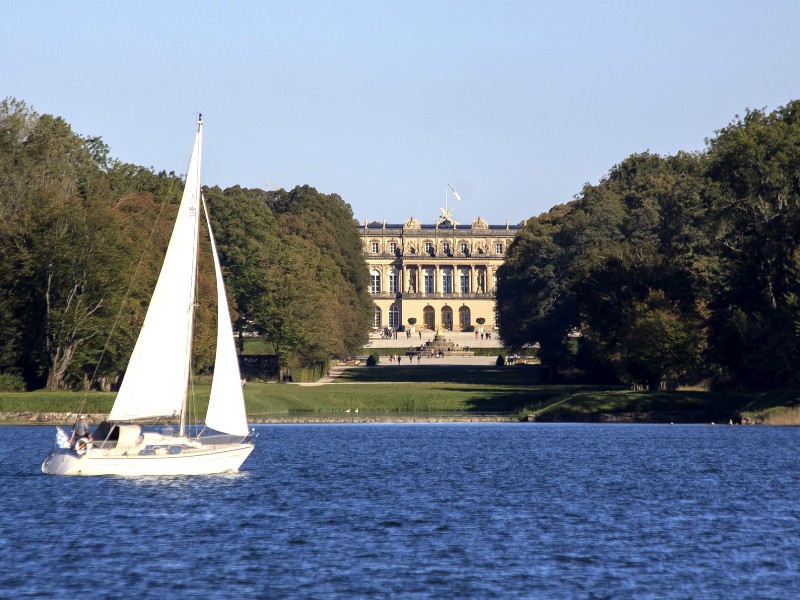 Doorkijkje naar het paleis van Ludwig II op het Hereneiland in de Chiemsee