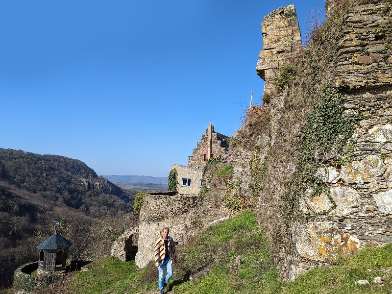 Patrick wandelt langs de zijmuur van Slot Veldenz