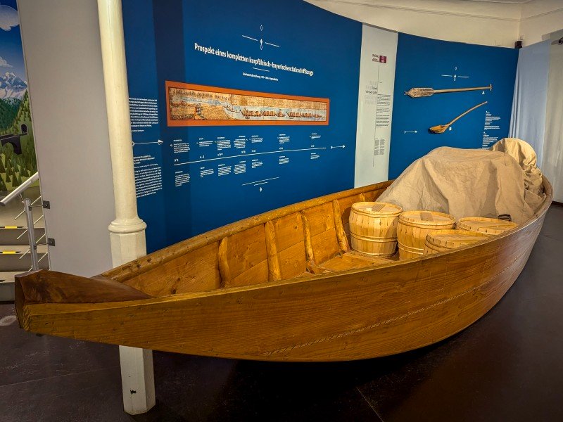 Reconstructie van een Middeleeuws zoutschip (museum Veste Oberhaus)