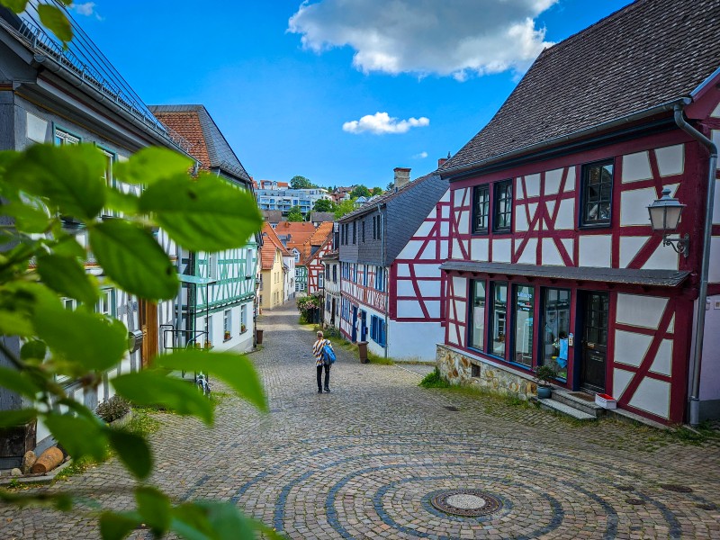 Patrick wandelt in de Zuckerberg straat in Idstein