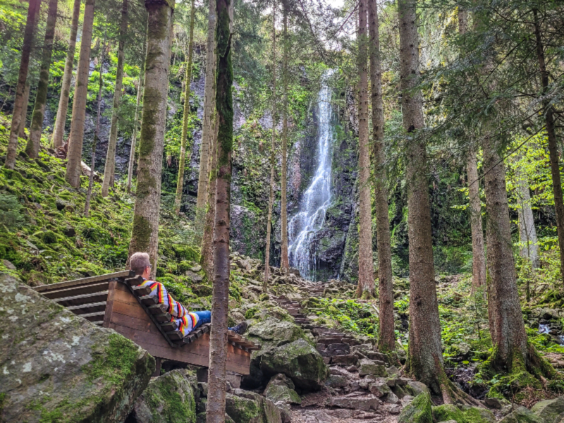 Patrick bewondert de Burgbach waterval