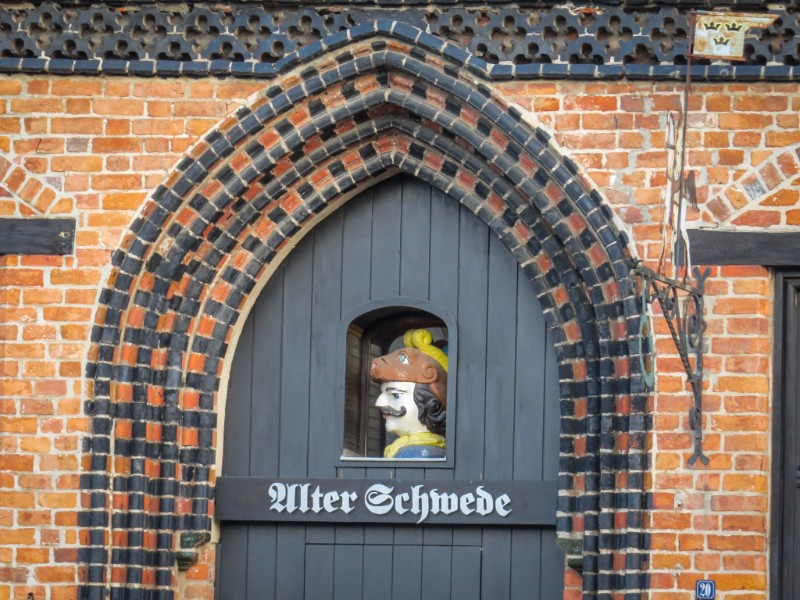 Een Zweeds hoofd bij de deur van restaurant Alter Schwede