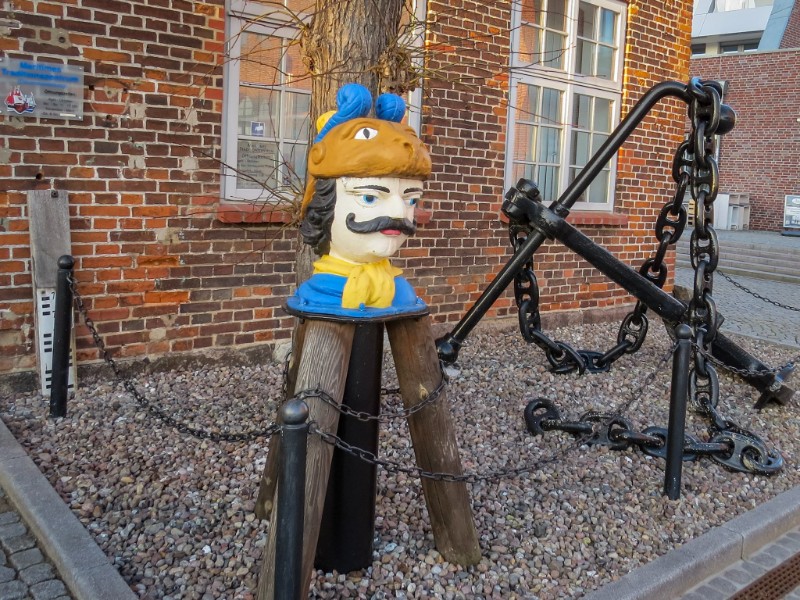 Bij het baumhaus in de haven staan replica's van de Zweedse hoofden zoals die op de dukdalfen stonden