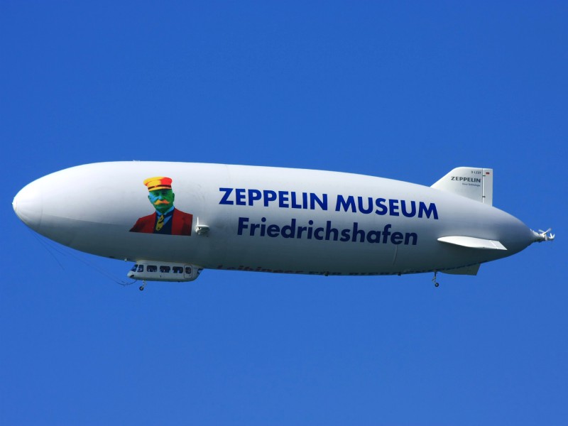 Een zeppelin met reclame voor het museum in Friedrichshafen
