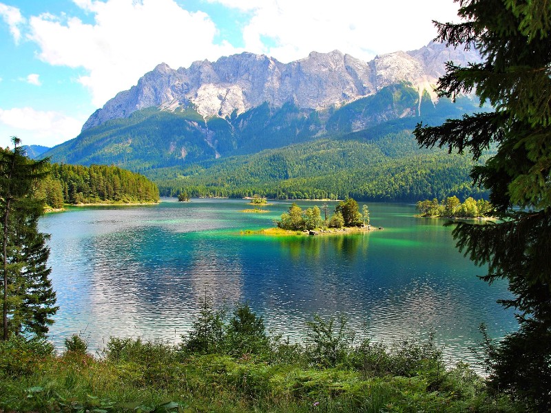 De Eibsee aan de voet van de Zugspitze