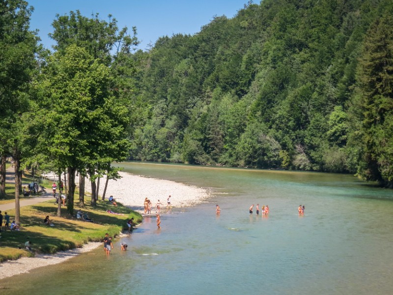 Zwemmen in de rivier Isar in Bad Tölz